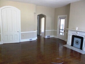 209 E Chestnut St in Bloomington, IL - Building Photo - Building Photo