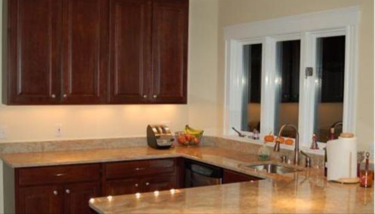 394 Weld St in Boston, MA - Building Photo