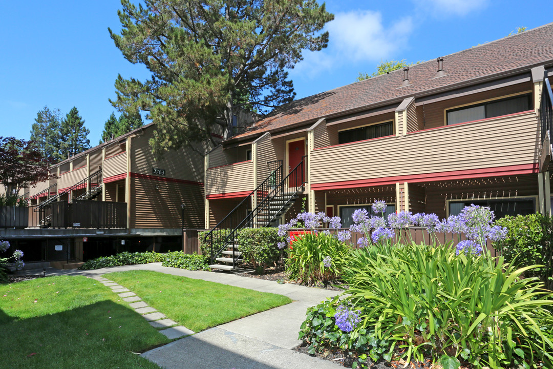 Woodchase Apartment Homes in San Leandro, CA - Building Photo