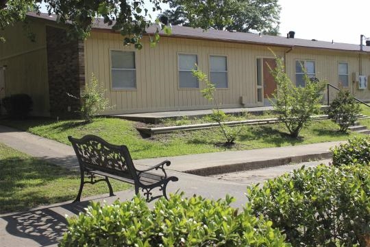 Golf Terrace Apartments in Philadelphia, MS - Building Photo