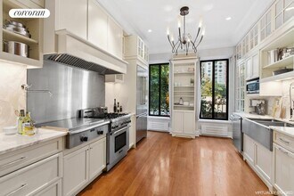 320 E 55th St in New York, NY - Foto de edificio - Building Photo