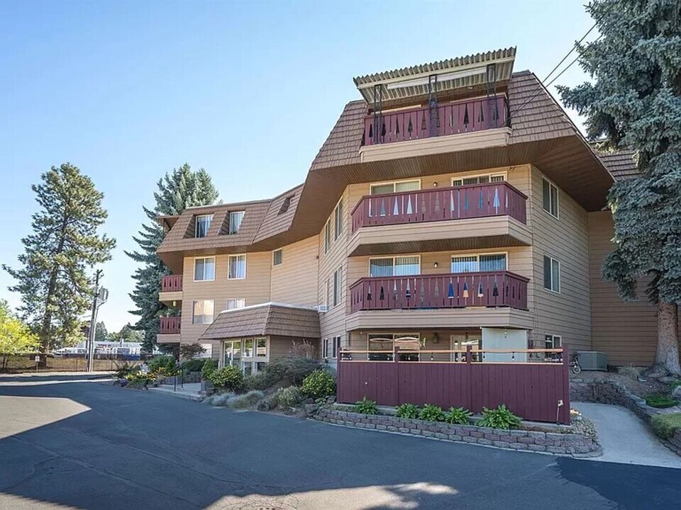 9020 N Country Homes Blvd in Spokane, WA - Building Photo