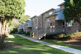 Brookwood at Oakdale 55+ in Oakdale, NY - Building Photo - Building Photo