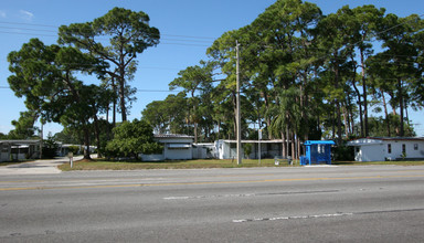 Wayside Glen Mobile Home Park in Bradenton, FL - Building Photo - Building Photo