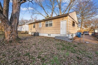 9855 Medford Dr in St. Louis, MO - Building Photo - Building Photo