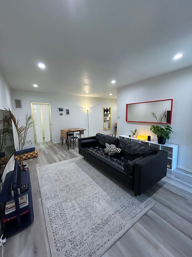 123 S St Andrews Pl, Unit #12 in Los Angeles, CA - Building Photo - Building Photo