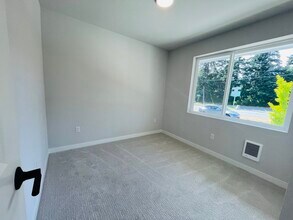 14536 Westminster Way N in Shoreline, WA - Building Photo - Building Photo