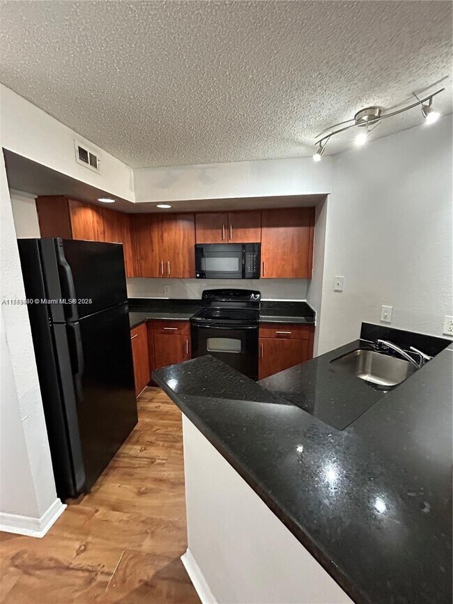 701 Vista Isles Dr in Plantation, FL - Building Photo - Building Photo