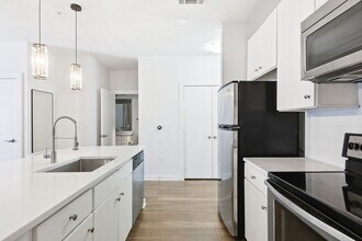 1900 Barton Springs Rd, Unit 3035 in Austin, TX - Building Photo - Building Photo