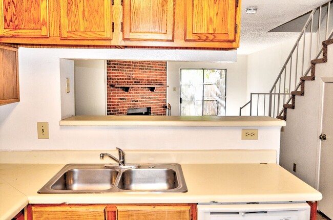 10500 Lake June Rd in Dallas, TX - Building Photo - Building Photo