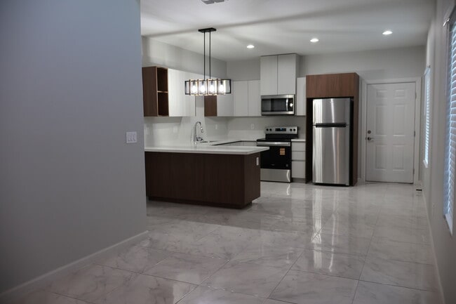 1005 Hidden Hills St, Unit 3 in Mission, TX - Building Photo - Building Photo