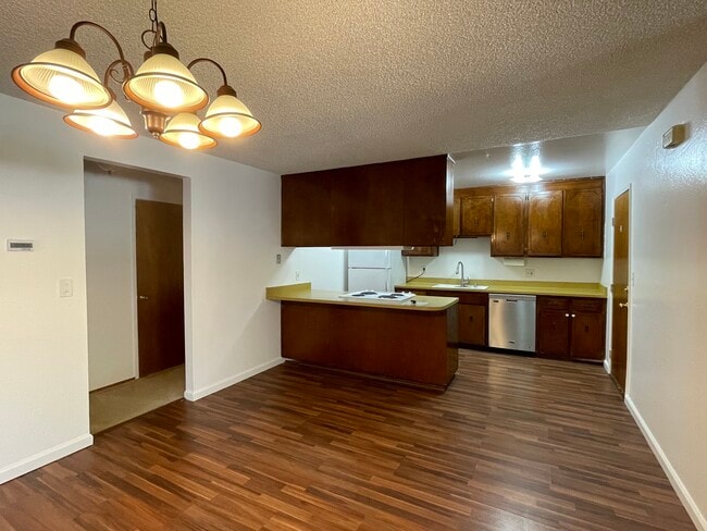 4828 Cowell Blvd in Davis, CA - Foto de edificio - Building Photo
