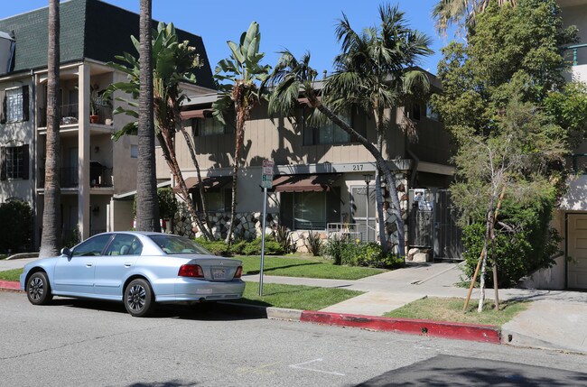 217 N Kenwood St in Glendale, CA - Foto de edificio - Building Photo