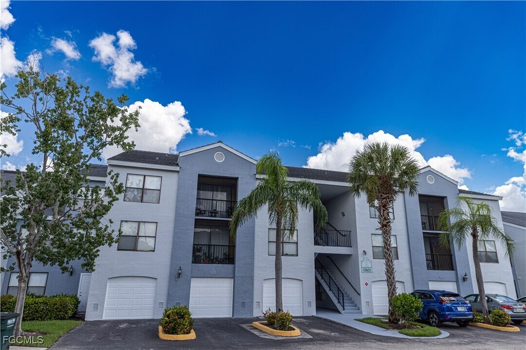 13621 Eagle Ridge Dr in Ft. Myers, FL - Foto de edificio