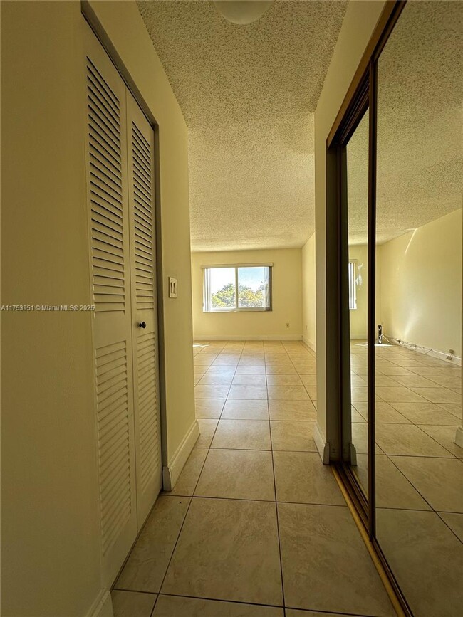 7860 Camino Real, Unit L410 in Miami, FL - Foto de edificio - Building Photo