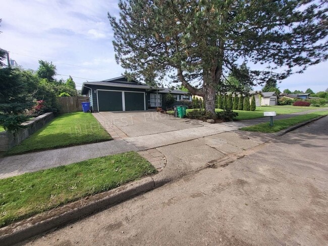 13946 NE Knott St in Portland, OR - Building Photo - Building Photo