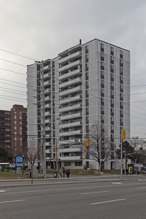 Westdale Apartments in Mississauga, ON - Building Photo