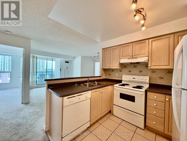 7 Lorraine Dr in Toronto, ON - Building Photo - Building Photo