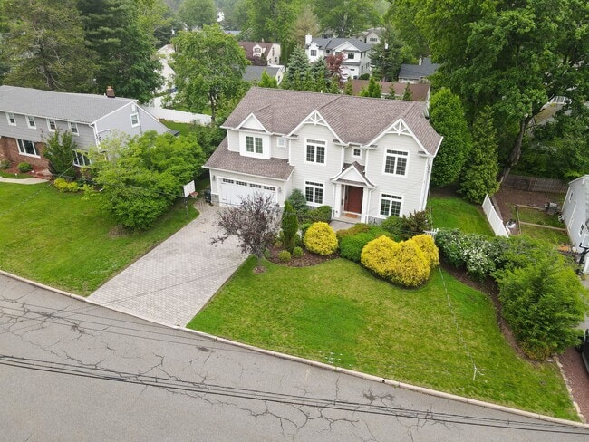 15 Woodland Rd in Cresskill, NJ - Building Photo - Building Photo