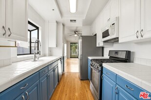 1059 S Sherbourne Dr in Los Angeles, CA - Building Photo