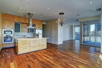 1600 Post Oak Blvd in Houston, TX - Foto de edificio - Building Photo