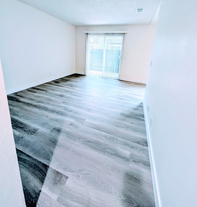 Parc Mountain View Apartments in San Bernardino, CA - Foto de edificio - Building Photo