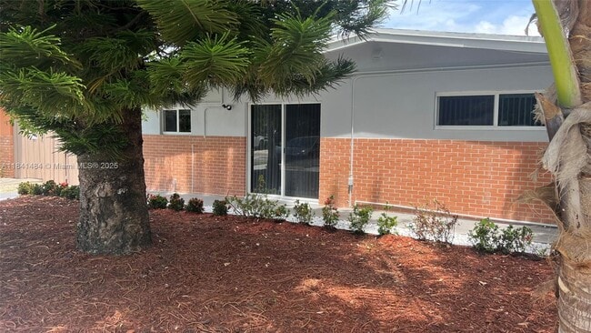 226 NE 25th Ave in Pompano Beach, FL - Foto de edificio - Building Photo