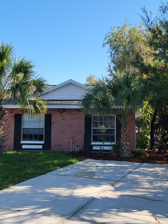 945 Burlwood St in Brandon, FL - Building Photo - Building Photo