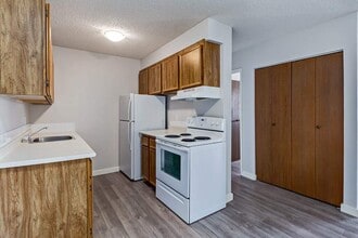 Cloverdale Manor in Yorkton, SK - Building Photo - Building Photo