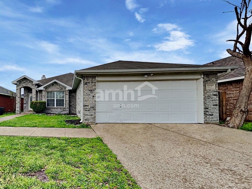 1007 Caliente Dr in Grand Prairie, TX - Building Photo