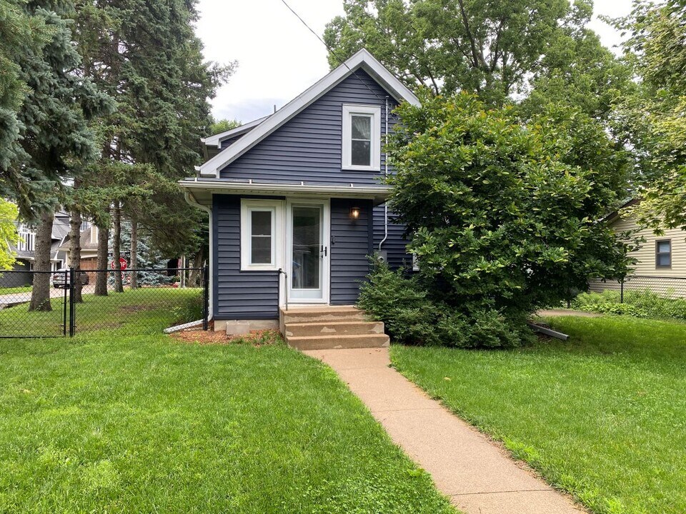 2997 Highland Blvd in Mound, MN - Building Photo