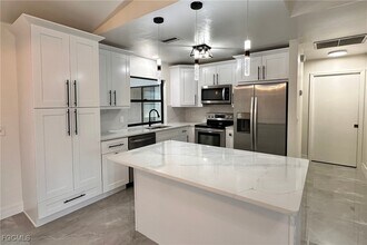 528 SE 32nd Terrace in Cape Coral, FL - Building Photo - Building Photo