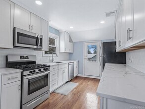 69 Sheridan Ave, Unit 2nd Floor in Williston Park, NY - Building Photo - Building Photo