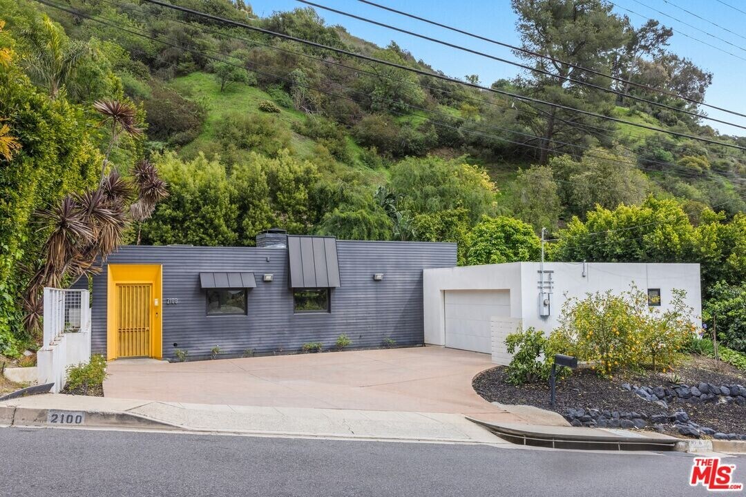 2100 Roscomare Rd in Los Angeles, CA - Building Photo