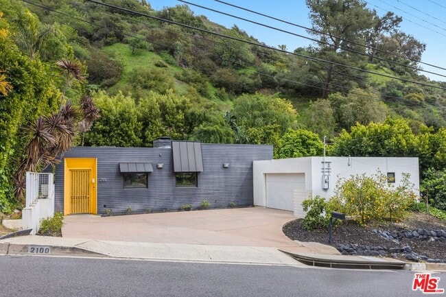 property at 2100 Roscomare Rd