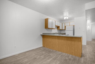 Lakeview Apartments in Tooele, UT - Foto de edificio - Building Photo