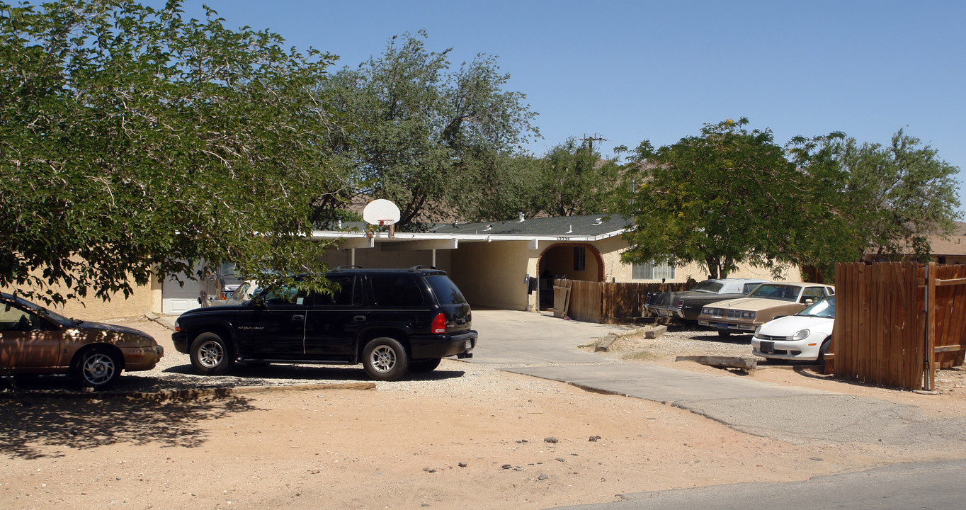 15544 Tonekai Rd in Apple Valley, CA - Foto de edificio