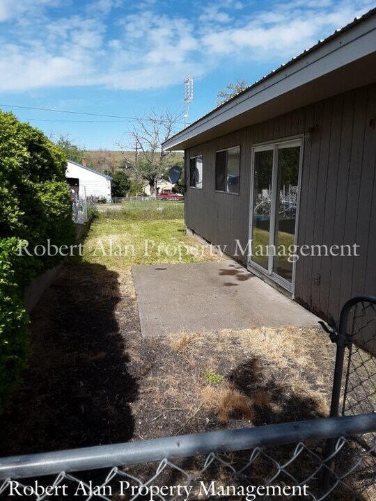 271 NE Douglas St in Pilot Rock, OR - Building Photo