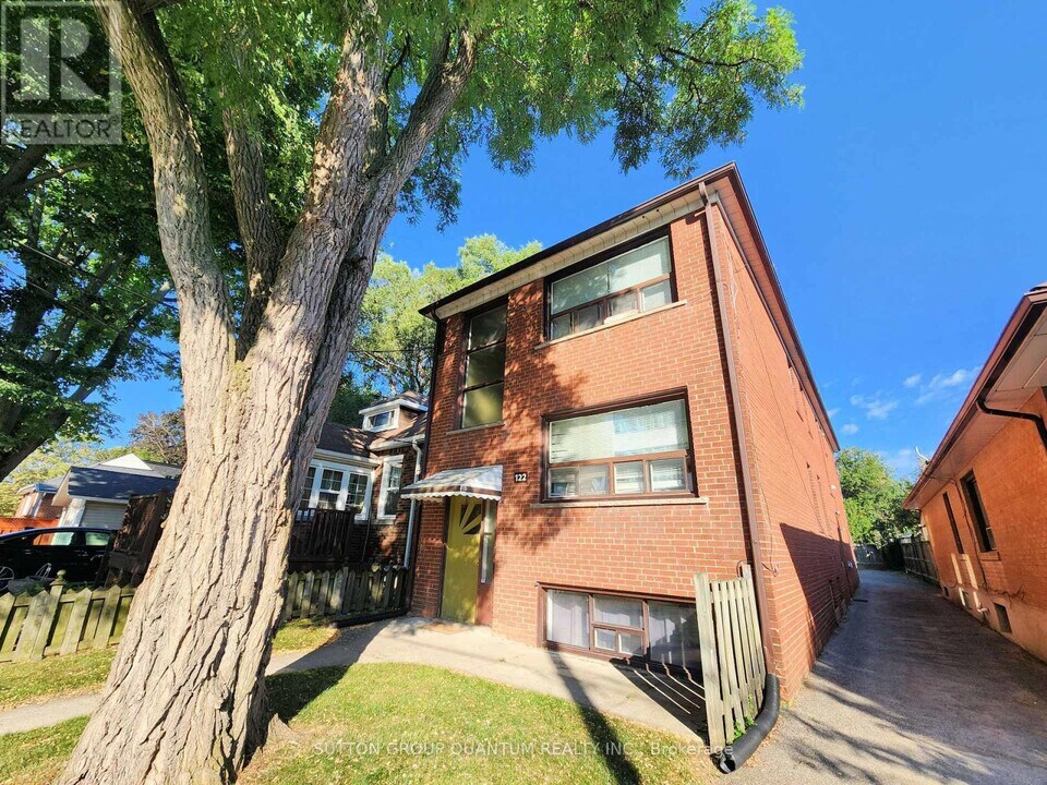 122 Newcastle St in Toronto, ON - Building Photo