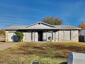1201 Saturn Dr in Cedar Hill, TX - Building Photo