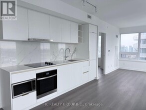 8 Wellesley St W in Toronto, ON - Building Photo - Building Photo