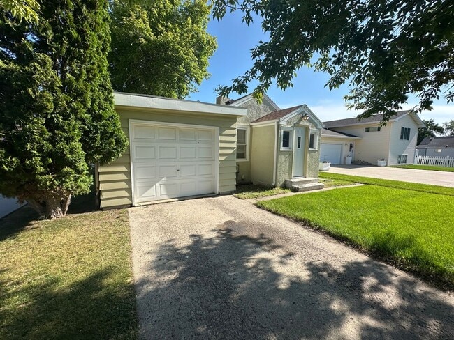 404 12th Ave SW in Minot, ND - Building Photo - Building Photo