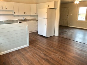 1824 Miller Dr in Lawrence, KS - Foto de edificio - Building Photo