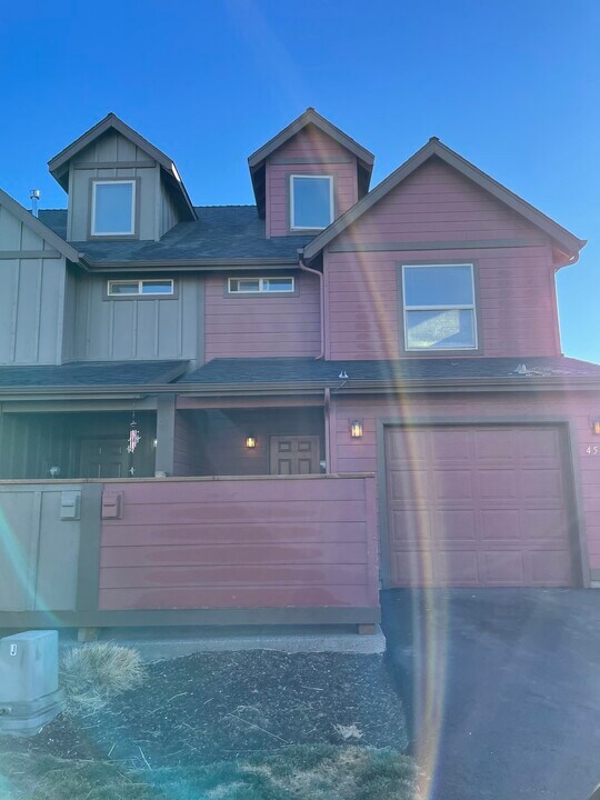 451 NW 25th St in Redmond, OR - Building Photo