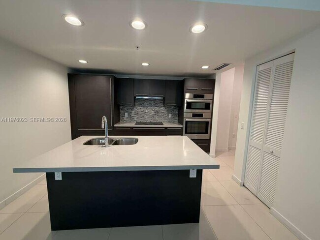 7875 NW 107th Ave in Doral, FL - Building Photo - Building Photo