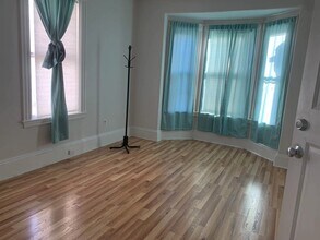 32 E Cottage St, Unit 1 in Boston, MA - Foto de edificio - Building Photo