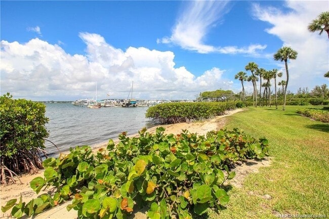 350 NE Edgewater Dr in Stuart, FL - Building Photo - Building Photo