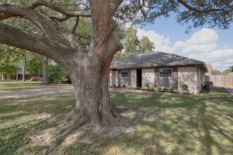 309 E X St in Deer Park, TX - Foto de edificio - Building Photo