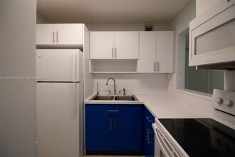 10365 N Kendall Dr in Miami, FL - Building Photo - Building Photo