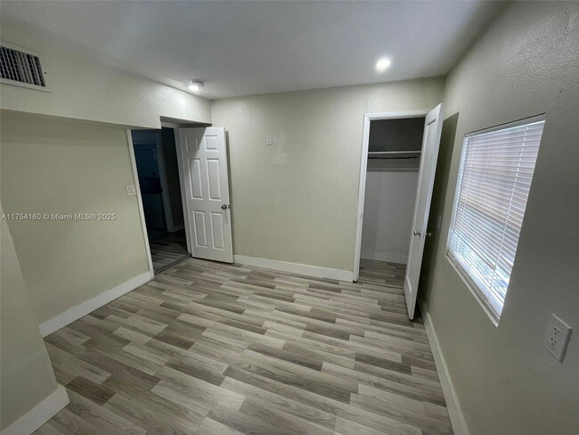 4896 SW 28th Terrace in Fort Lauderdale, FL - Building Photo - Building Photo